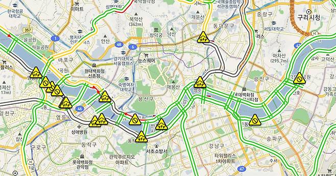 한강의 수위가 높아짐에 따라 6일 오전 서울 도로 곳곳에 차량 통행이 통제되고 있다. 서울교통정보센터 토피스 홈페이지 캡처