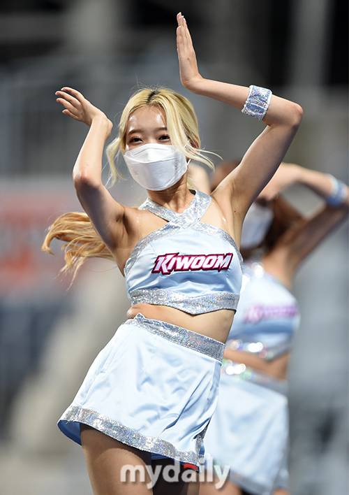 ▲ 치어리더 '습한 날씨에 땀 뻘뻘'