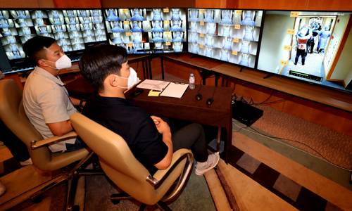 5일 인천 중구 해외입국자 임시생활시설인 한 호텔에서 중앙사고수습본부 관계자가 호텔 곳곳에 설치된 폐쇄회로(CC)TV 카메라를 통해 모니터링하고 있다. 인천=사진공동취재단