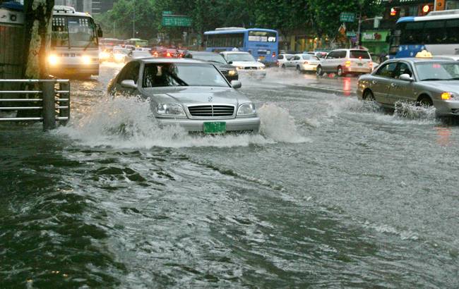 2005년 폭우에 물에 잠긴 강남역. [동아 DB]