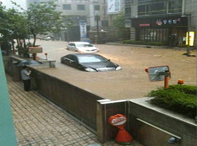 2011년 7월 집중후우에 침수된 강남역 일대. [서울시 제공]