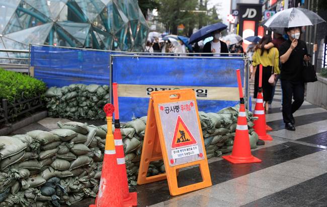서울 강남역 주변에 하수 역류 방지를 위해 모래주머니를 쌓아 놓았다. [뉴시스]