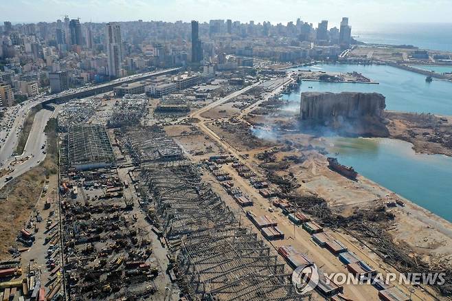 폐허가 된 베이루트 항구 폭발 사고 현장 (베이루트 AFP=연합뉴스) 레바논 베이루트 항구에서 발생한 대형 폭발로 큰 피해를 입은 곡물 사일로(가운데)와 주변 지역을 사고 발생 이튿날인 5일(현지시간) 촬영한 항공 사진. jsmoon@yna.co.kr