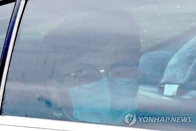 한동훈 검사장 지난달 24일 한동훈 검사장이 서울 서초구 대검찰청에서 열린 '검언유착' 의혹 사건 수사심의위원회에 출석하기 위해 차를 타고 지하주차장으로 들어가는 모습.[연합뉴스 자료사진]