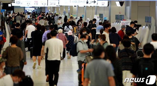본격적인 휴가철이 시작된 가운데 2일 서울 강서구 김포공항에서 이용객들이 항공기 탑승을 위해 북적이고 있다. 2020.8.2/뉴스1 © News1 정진욱 기자