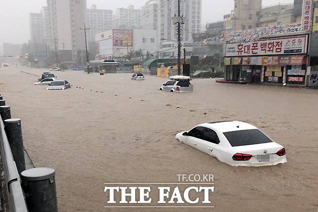 3일 충남 천안과 아산에 집중호우경보가 발효된 가운데 천안 삼일아파트 인근 충무로 사거리에 차량들이 침수돼 있다. /천안=뉴시스