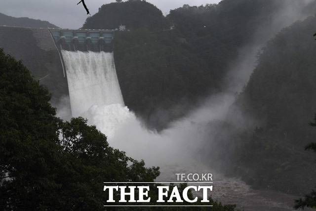 5일 오후 강원도 춘천시 소양강댐이 지난 2017년 이후 3년 8개월 만에 수문을 개방하고 있다. 소양강댐은 이번 집중호우로 인해 5일 오전 기준 1초에 3000톤의 엄청난 물이 들어차면서 홍수 위험 상한선으로 삼는 제한 수위를 넘어섰다. /춘천=임세준 기자