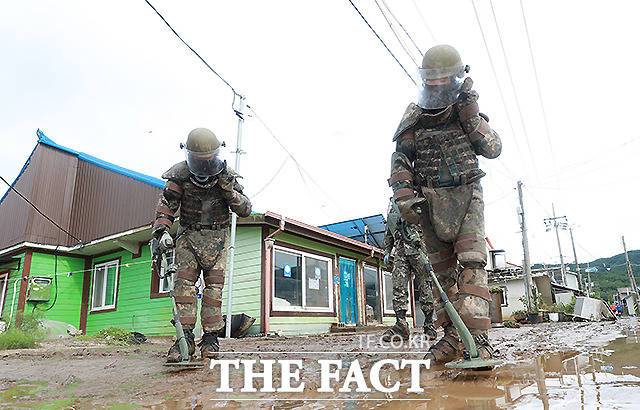 육군 3사단 장병들이 6일 오후 집중호우로 침수피해를 입은 강원도 철원군 동송읍 이길리 마을에서 유실지뢰 탐지 및 제거작업을 하고 있다. /철원=뉴시스