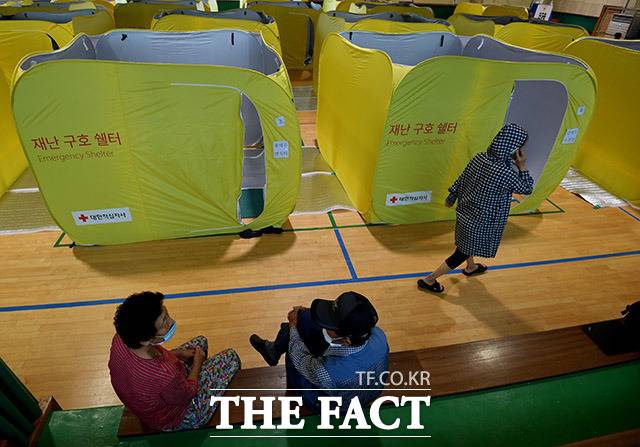 전국적으로 연일 집중호우가 계속되고 있는 6일 오전 침수피해를 입은 강원도 철원군 동송읍 마을 주민들이 오덕초등학교 체육관에 마련된 대피소에서 대기하고 있다. /철원=이덕인 기자