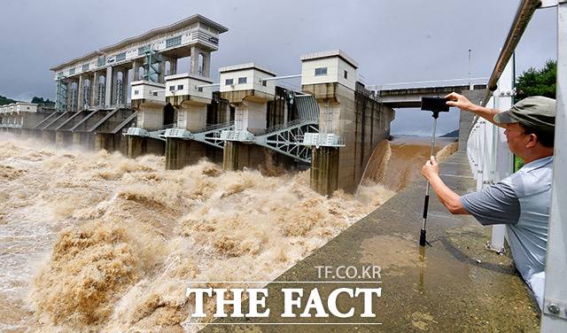 연일 계속되는 집중호우와 북한 황강댐의 방류로 역대 최고수위를 경신한 6일 경기도 연천군 군남댐이 수문을 열고 방류하고 있다. /연천=이덕인 기자