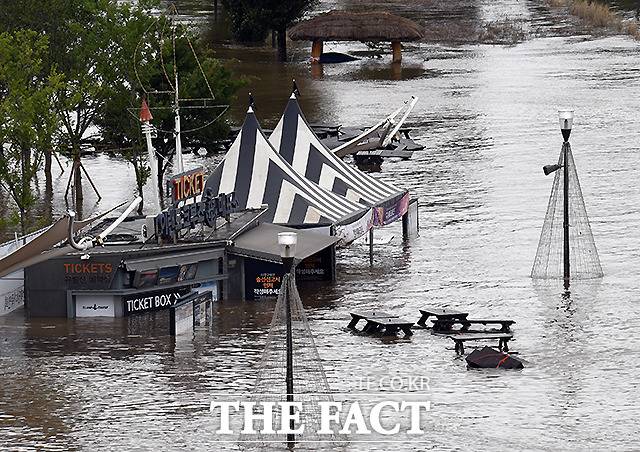 6일 서울 원효대교 인근에서 바라 본 한강 공원의 유람선 매표소가 잠겨 있다. /이새롬 기자
