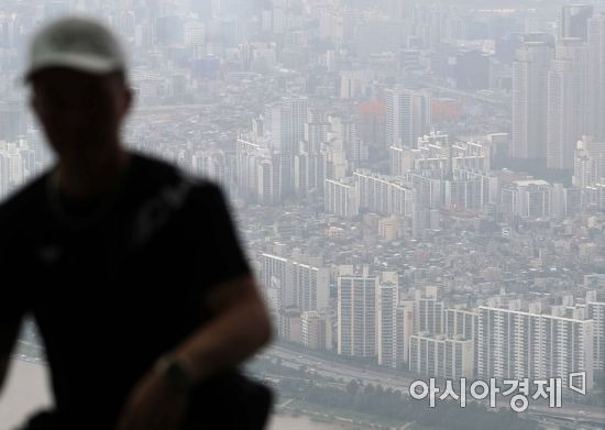 정부가 부동산 시장 안정화를 위한 공급 확대의 일환으로 공공 재건축 제도를 도입하고, 서울 재건축 아파트 용적률 및 층고제한을 대폭 완화한다. 서울 노원구의 태릉골프장 부지 등 택지 발굴도 병행해 총 13만2000가구의 신규 공급도 추진한다. 사진은 4일 서울 송파구 롯데월드타워에서 바라본 도심 모습. /문호남 기자 munonam@
