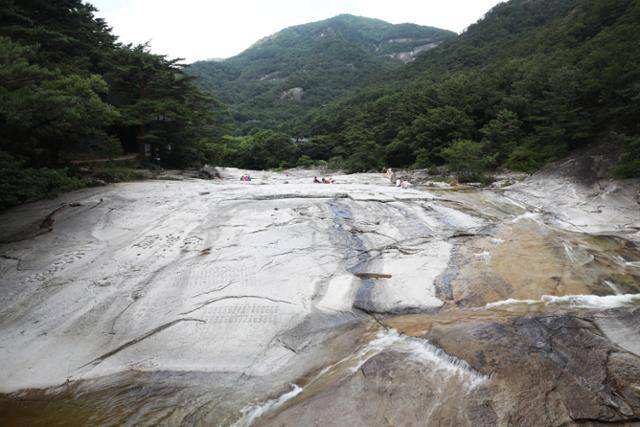 넓은 암반에 맑은 물이 흐르는 동해 무릉계곡. ⓒ박준규