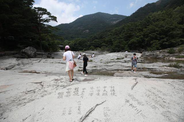 무릉암반에 이곳을 다녀간 사람과 단체의 이름이 빼곡하게 새겨져 있다. ⓒ박준규