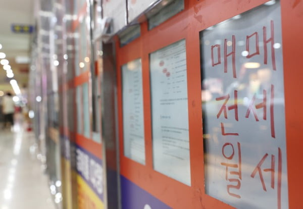 서울 송파구 부동산중개업소 매물 정보란앞으로 한 시민이 지나가고 있다. 연합뉴스