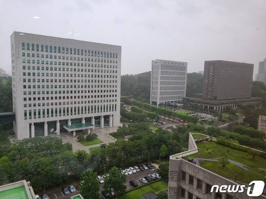 검언유착 의혹 수사를 지휘했던 이정현 서울중앙지검 1차장(사법연수원 27기)이 검사장으로 승진했다. 사진은 서울중앙지검과 대검찰청. /사진=뉴스1