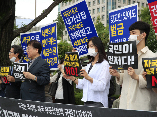 국민 홀대 부동산정책 NO! : ‘6·17 규제 소급적용 피해자 구제를 위한 시민모임’ 등 시민사회단체들이 6일 서울 종로구 정부서울청사 앞에서 기자회견을 열고 문재인 정부의 부동산 정책을 규탄하고 있다. 뉴시스