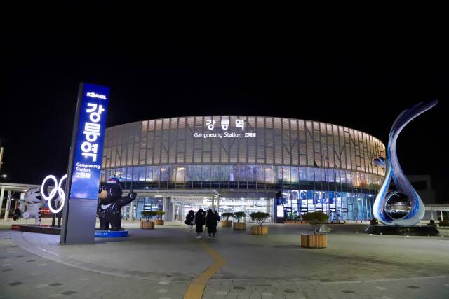 2018년 평창올림픽을 앞두고 개통된 강릉역. KTX가 뚫리면서 서울 청량리역에서 강릉역까지의 거리는 1시간30분으로 짧아졌다. /사진제공=워크룸033