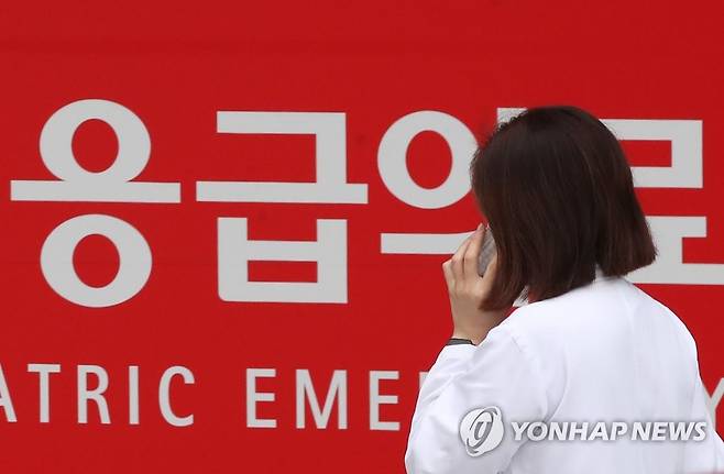 전공의 집단 파업... 분주한 의료진 (서울=연합뉴스) 한종찬 기자 = 전공의들이 24시간 집단 파업에 들어간 7일 오전 서울 종로구 서울대학교병원에서 의료진이 분주하게 움직이고 있다. saba@yna.co.kr