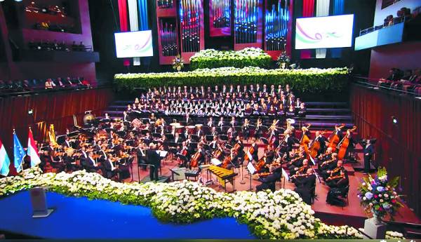 작곡 인공지능으로 유명한 아이바(AIVA)는 2016년 2월 룩셈부르크에서 만들어져  그 해 6월 세계적인 스타트업 경연대회 ‘피치유어스타트업’에서 우승했다. 2017년 6월 룩셈부르크 국경일 기념식에서 AIVA가 작곡한 ‘Letz make it Happen’이 연주됐다. 당시 유럽에서 AI의 창작에 대한 논란이 일었지만 프랑스작곡가협회에 정식 등록이 됐으며, 같은 해 9월 프랑스 아비뇽 국립 오케스트라는 AIVA의 ‘교향적 판타지 a단조 op. 24, 나는 AI’를 연주했다(아래 사진). AIVA 공식 페이스북에서 사진 및 동영상 캡처