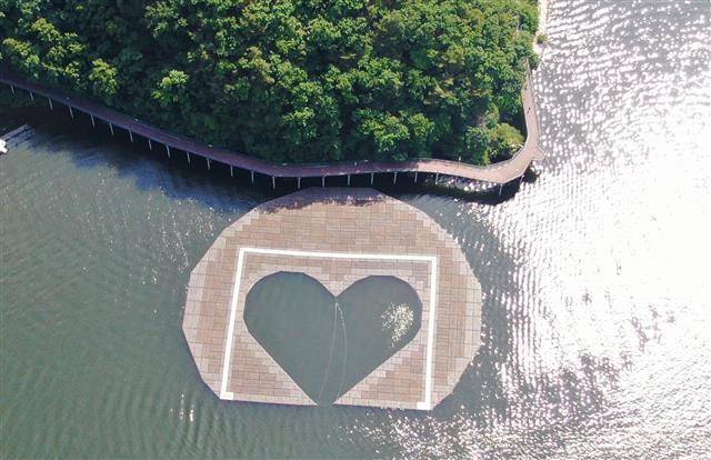 물폭탄에 수초가 뭐라고…춘천 의암호서 선박 3척 전복 6명 참변 - 지난 6일 오전 강원도 춘천시 의암호에서 경찰정 등 선박 3척의 전복사고의 발단이 된 인공 수초섬의 사고 전 모습. 2020.8.7 춘천시 제공