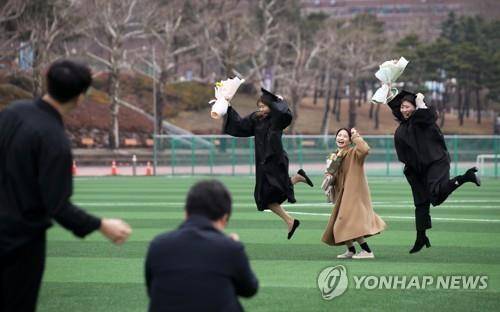 대학 졸업사진 촬영하는 학생들 [연합뉴스 자료사진]