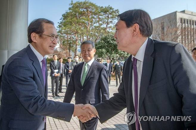 윤석열 검찰총장과 악수하는 문찬석 광주지검장 [연합뉴스 자료사진]