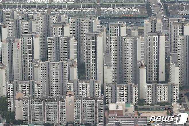 7일 서울시 송파구 롯데월드타워 전망대 서울스카이에서 바라본 아파트 모습. 2020.8.7/뉴스1 © News1 임세영 기자