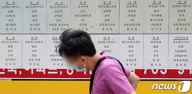 서울 전셋값 상승률이 연중 최고치를 기록했다. 수도권 전역의 전셋값이 상승하며 수도권 전셋값 상승률은 4년9개월여 만에 최고치로 나타났다. 한국감정원이 지난 6일 발표한 '8월 1주(3일 기준) 전국 주간 아파트 가격동향'에 따르면 서울 아파트 전세가격은 0.17% 상승했다. 전셋값 상승세는 58주째 상승세를 유지했다. 상승폭은 연중 최고치 수준이다. 사진은 이날 서울시 마포구 인근 아파트단지 밀집지역에 붙어 있는 부동산 매물 정보. 2020.8.7/뉴스1 © News1 이동해 기자