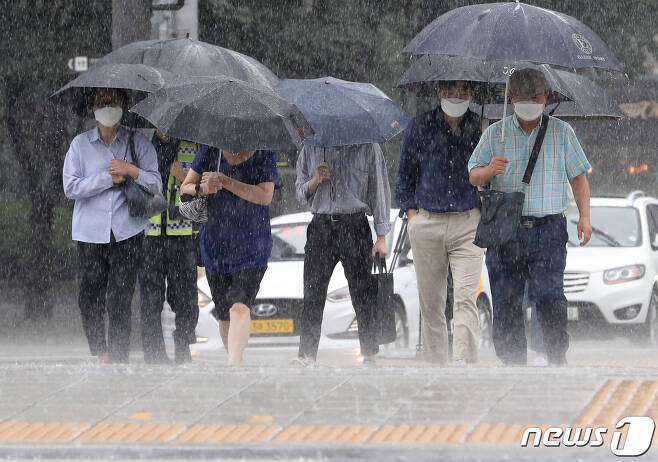 비가 내린 29일 서울 광화문 일대에서 우산을 쓴 시민들이 발걸음을 재촉하고 있다. 2020.7.29/뉴스1 © News1 이성철 기자