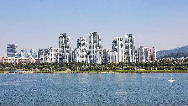 서울 서초구 아크로리버파크 전경. 온갖 부동산 대책에도 불구하고 계속 가격이 오르고 있다./조선DB