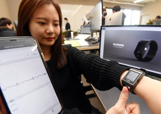 휴이노 관계자가 손목시계형 심전도 측정기 메모워치를 시연하고 있다.메모워치는 ICT 규제 샌드박스 1호로 선정된 손목시계형 심전도 측정기로 맥박과 심전도, 산소 포화도 등을 측정할 수 있으며, 취합된 정보를 의료진에 전송하는 기능을 갖고 있다.이동근기자 foto@etnews.com