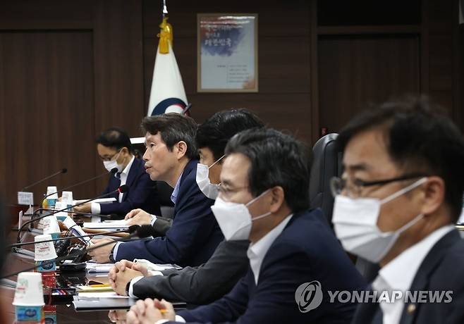 이인영 통일부 장관이 2020년 8월 6일 오전 정부서울청사에서 남북교류협력추진협의회를 주재하며 발언하고 있다. [연합뉴스 자료사진]
