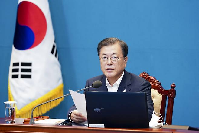 문재인 대통령이 10일 청와대 여민관에서 열린 수석 보좌관 회의에 참석해 부동산대책 효과가 나타나 집값이 안정세에 접어들었다고 평가했다. /사진=뉴시스 배훈식 기자