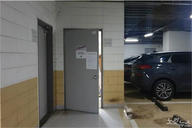 중앙대 지하 주차장에 있는 미화원 휴게실. 대학 청소 노동자들은 대다수 대학의 미화원 휴게실이 지하에 있다고 말했다. (사진=박하얀 기자)