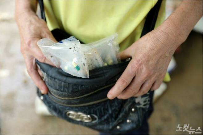 10일 오전 전북 남원시 하도마을에 사는 백명엽(77) 할머니는 침수된 집에서 가장 먼저 '젖은 약'이 든 가방을 찾았다.(사진=남승현 기자)