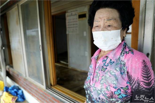 임봉순(88)할머니가 집에 있던 짐이 모두 실린 트럭을 보고 있다.(사진=남승현 기자)