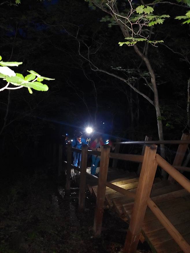 지리산 새벽 등산객들이 랜턴을 켜고 등산하고 있다.