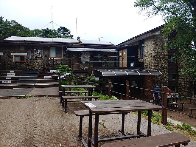 지리산의 대표적 오아시스라고 할 수 있는 연하천대피소에도 등산객이 별로 없이 한가로운 모습이다.