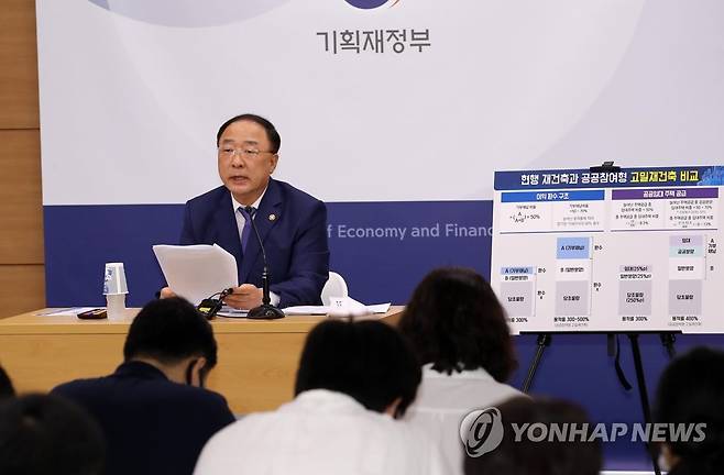 홍남기, 부동산 정책현안 관련 브리핑 (세종=연합뉴스) 김준범 기자 = 홍남기 경제부총리 겸 기획재정부 장관이 10일 오후 정부세종청사 기획재정부에서 열린 브리핑에서 부동산 세제개편 주요 내용 등 최근 주요 정책현안에 관해 설명하고 있다. psykims@yna.co.kr