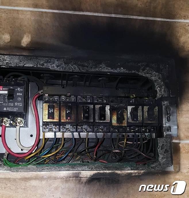 천안 병천면의 한 고압전주가 쓰러져 인근 가정집 계량기에 화재가 발생했다.© 뉴스1
