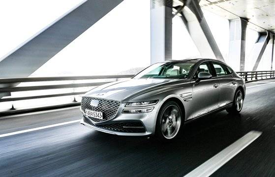 G80 3.5L 터보 모델은 380마력의 고출력을 자랑한다. 하지만 운동성능은 스포츠 세단보다 컴포트 세단에 가까운 성향을 갖는다. 사진 제네시스