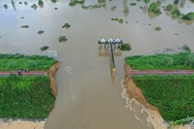 지난 9일 폭우로 낙동강 제방이 유실돼 침수된 경남 창녕군 이방면 일대.   연합뉴스