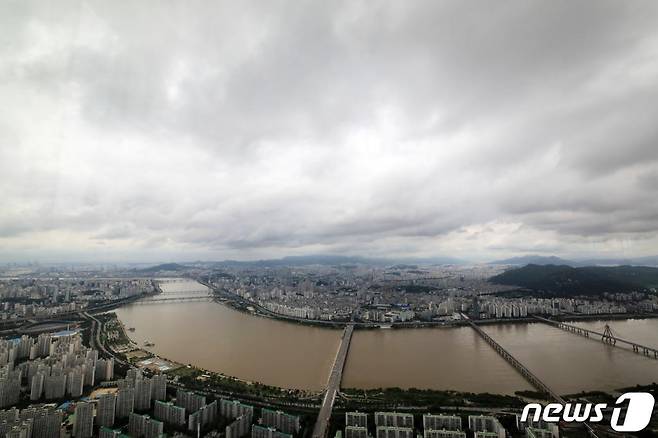 10일 서울 송파구 롯데월드타워 서울스카이에서 바라본 황톳빛 한강 위로 먹구름이 잔뜩 끼어있다.  기상청은 "북상하는 제5호 태풍 '장미'의 영향으로 중부와 남부 일부 지역에서 300㎜ 이상의 비가 쏟아지는 등 전국에 비가 오겠다"고 내다봤다. /사진=뉴스1