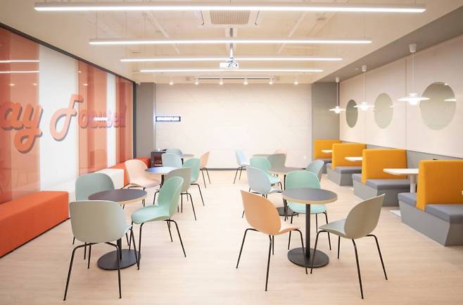 스파크플러스가 15번째 지점인 ‘성수 2호점’을 열었다. 사진은 성수 2호점 라운지. /사진=스파크플러스