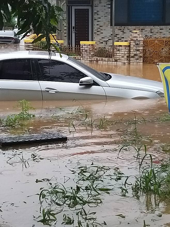 8일 오전 광주 광산구 선암동 주택가가 폭우에 침수돼 있다. 광산구는 호남대에 주차장을 개방하고 인근 주민들에게 차량을 이동하도록 하고 있다. 연합뉴스
