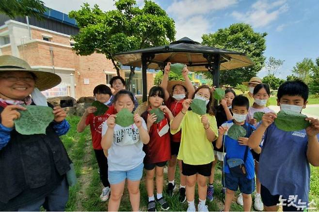 철원 장흥초등학교 4학년 학생들이 숨체험에서 칡잎으로 만든 문양을 들어 보이고 있다.(사진=손경식 기자)