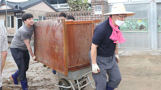 침수 폐기물 옮기는 주호영 원내대표