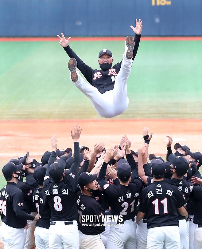 ▲ 장충고 송민수 감독이 우승 헹가래를 받고 있다. ⓒ 목동, 한희재 기자