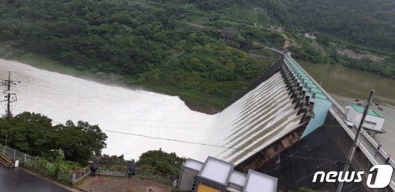 전북 임실 소재 섬진강 댐. 집중호우가 계속되던 지난 8일 섬진강 댐은 수문을 열어 초당 1868톤의 물을 방류했다. 사진=뉴스1